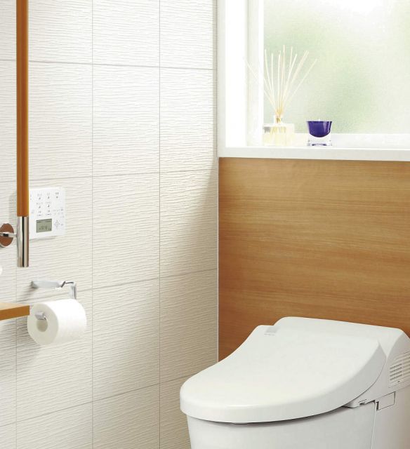 【Restroom】 シンプルで掃除のしやすいトイレ！ 手すりを付け、高齢者にも配慮した安心設計です。