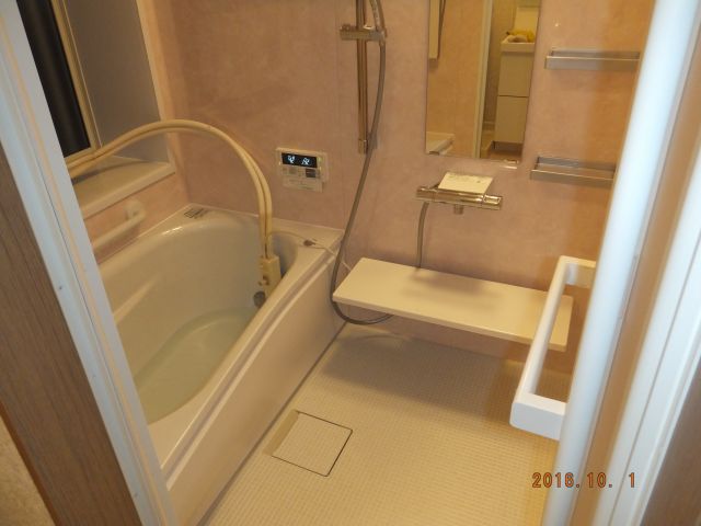 今まで使っていたユニットバスの壁が傷んできたのと掃除をしてもキレイにならないとの事で交換工事を施工しました。窓もなるべく下で出来るだけ大きくとの事で交換しました。