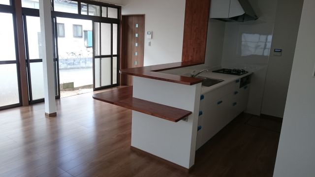中古住宅を購入しての改修。元のDKが狭かったため、和室二部屋を改修して、大きなLDKに。お客様のライフスタイルに合わせてカウンターの幅や高さなどを設定しました。