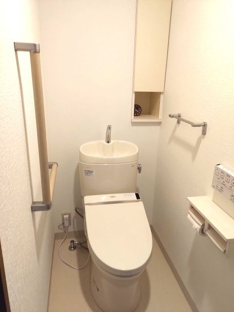 トイレのリフォーム。TOTO ピュアレストQR+温水洗浄便座S１Aの組合せ。手すりの設置。弊社では和式から洋式も承ります。