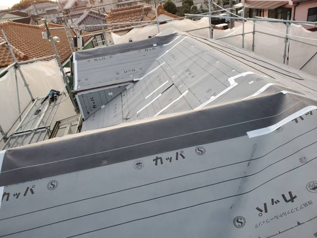 【パミール屋根からの横暖ルーフ使用、屋根葺き替え（カバー工法）工事】