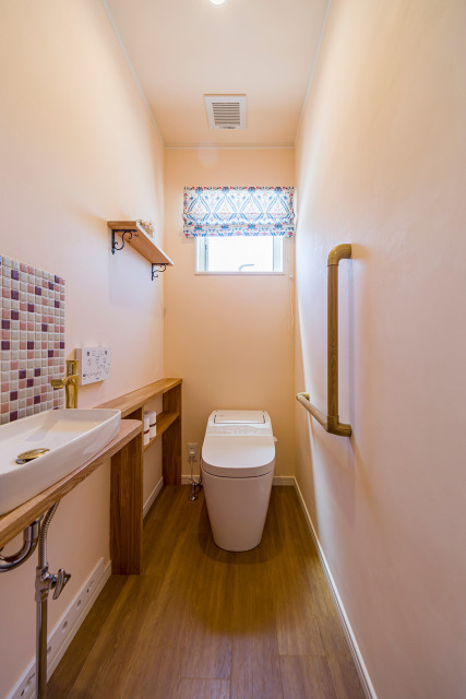 トイレのリフォーム ： 壁・天井は珪藻土塗り、手洗器廻りはモザイクタイル張りとし、洋風をイメージしたレストルームです。