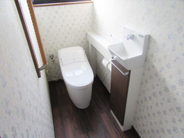 トイレリフォーム：最新のトイレと手洗い付カウンター、そして手すりの付いた、とても快適で使いやすいトイレになりました。