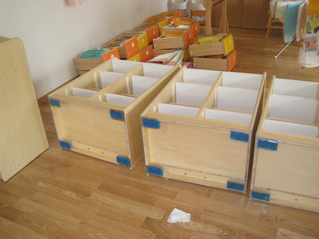 家具転倒防止（幼稚園　耐震マット使用）