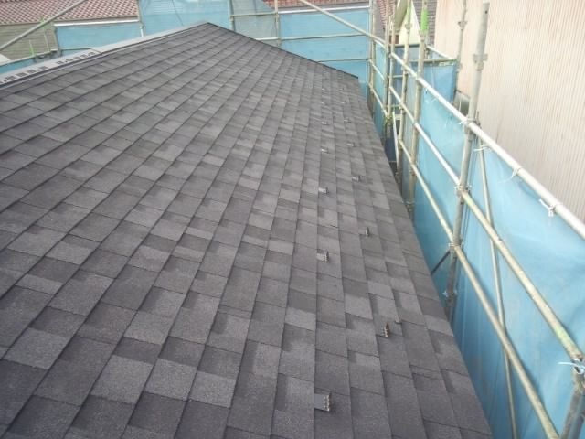 日本瓦から軽いシングル屋根に葺替えをしました。アメリカで屋根材といえばシングルと言われるほどメジャーな屋根材です。表面に付着されている天然の小石は雨音を軽減し熱を伝えにくくする効果があります。