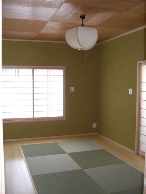 ６畳の和室を、消臭性防カビ性に優れた竹フローリングと琉球畳を組み合わせたモダンな和室空間にリフォームしました。壁は珪藻土で仕上げました。