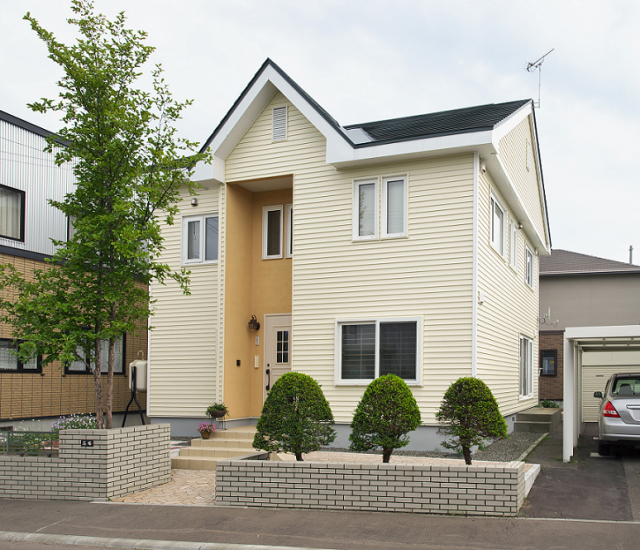 【エコな外まわり改築】最小限の屋根形状の変更で玄関への落雪を解消。基本は凍害にも強い樹脂のサイディング。玄関周りは質感の違う塗り壁でデザインにメリハリを付けています。