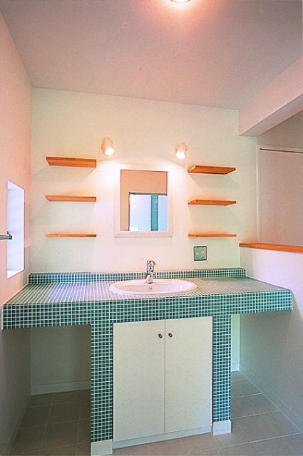 オリジナル洗面台 水色のタイルが目をひきます。オープンの収納には、どんなものをどこに置くか、わくわくしますね。