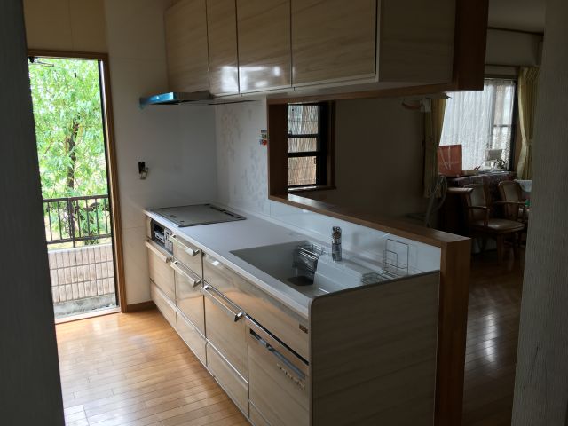 古くなったキッチンを最新のシステムキッチンへと交換させていただきました。