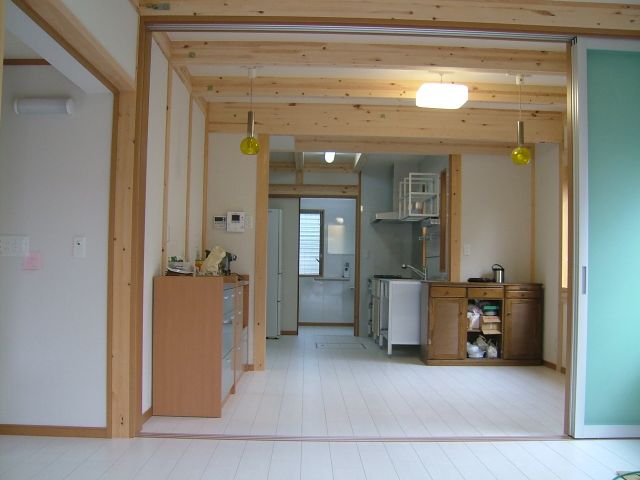 間仕切り壁を解体、耐震補強も考え今と台所とをワンルームに改造奥行きのある空間を実現。