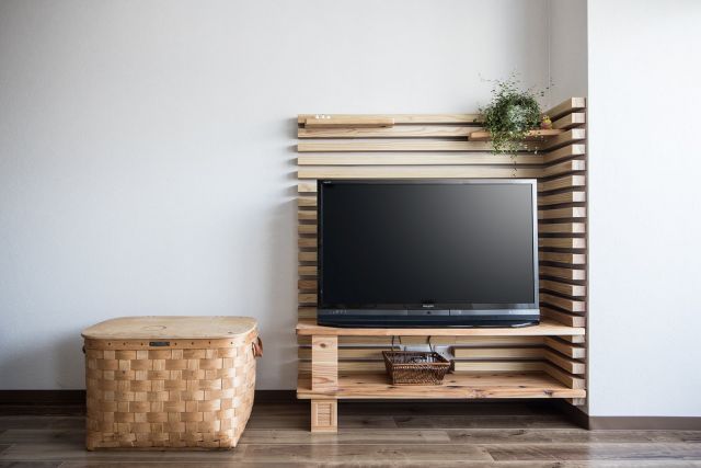木のテレビボードは 好きな位置に棚板をはめて飾り棚に。空間リフォームと合わせて造付家具のご提案も。