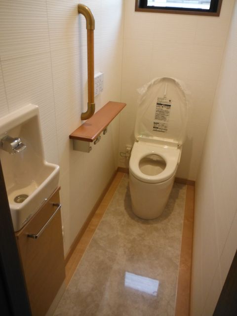 トイレ改修工事。便器の交換とお掃除がしやすいように床の改修も合わせて実施しました。