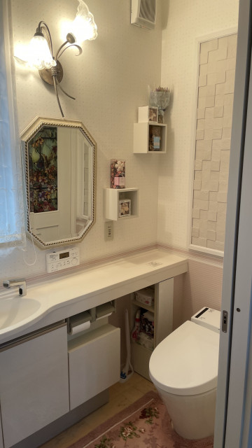 清潔感のある白を基調としたトイレリフォーム