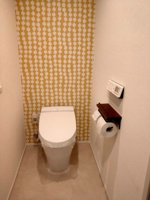 【トイレリフォームポップなカラーの壁紙を使い、明るい気持ちになれるレストルームに。トイレも掃除がしやすく日々のお手入れが楽チンです