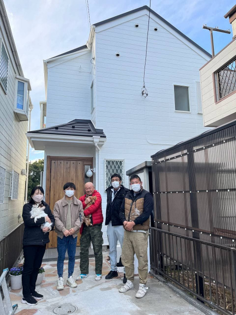 築２０年以上のお家が新築のような輝きに変身！お客様が大変満足したらしく家の前で弊社の職人と記念撮影。外壁塗装はパーフェクトトップで屋根はスーパーガルテクトのカバー工法。