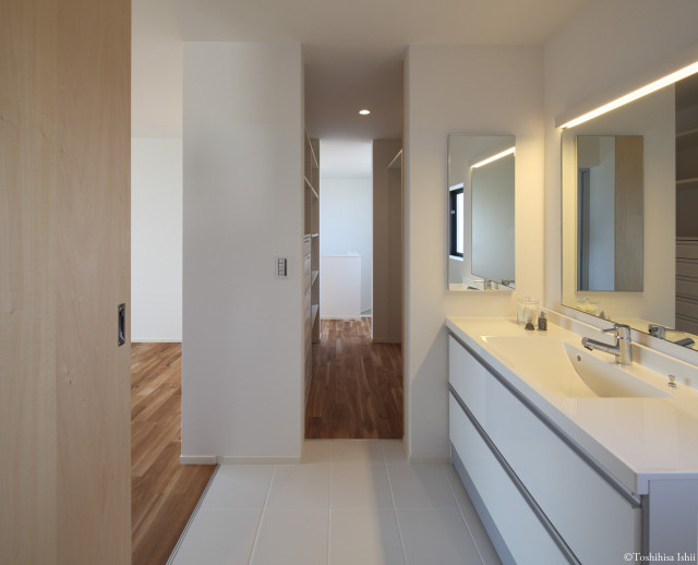 【水廻りリフォーム】トイレの位置を変更し、洗面室をゆったりとさせて閉塞感のない空間へ。ホワイトを基調としたデザインで、明るく清潔感のあるイメージに配慮しました。