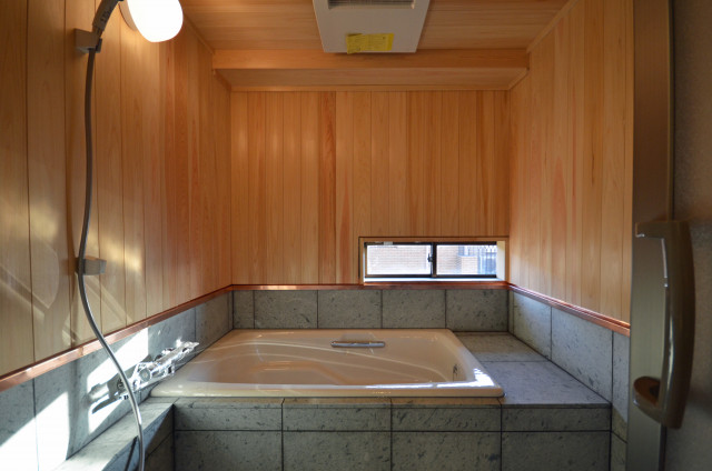 設計事務所との協力で作った浴室です。築45年の在来浴室を解体し、石貼り、ヒノキ板貼、ホーロー浴槽と快適な浴室をつくりました。