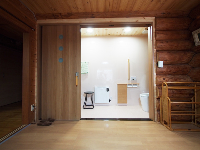 【新潟市北区トイレリフォーム事例】＜リフォームコンテスト入賞＞お母様の寝室クローゼット内にお母様専用のトイレと洗面台を設置しました。