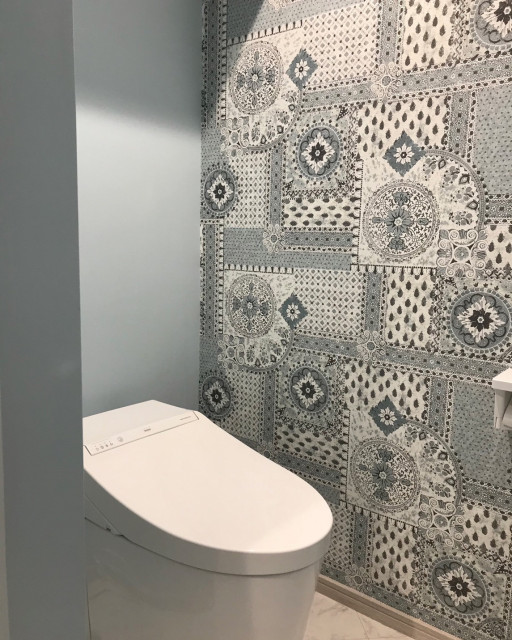 トイレの一面にアクセントクロスを貼って、自分好みの空間にする事例が増えています。
