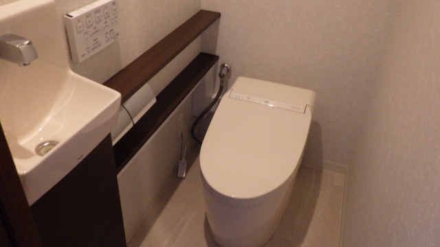 板橋区マンション 築２０年 「ＴＯＴＯ　カウンター手洗器付　ネオレスト」 内装工事含む工事期間：２日 工事費：８５万円