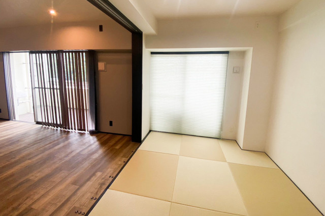 リビングとつながる和室を「琉球畳」に変えて一体感を演出