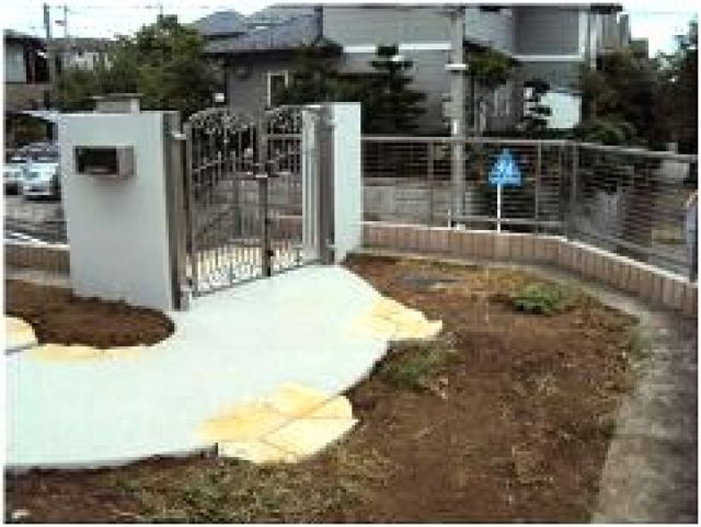 【外構工事】基礎のコンクリートの上に樹脂の接着剤と砂利を混ぜてセメントを流し、ふき上げました。見た目がとてもキレイで、なおかつ滑りにくいといった利点があります。