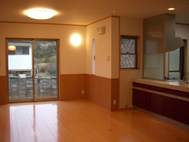 台所・居間・和室と間仕切られた空間を、梁補強を行い壁を取り払うことで広々としたLDKにリフォームしました。