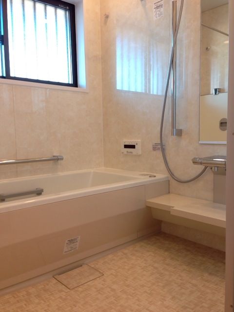 【お風呂リフォーム】既設のタイル張りのお風呂を改修。片引きドアの快適安全にこだわってリフォームしました。