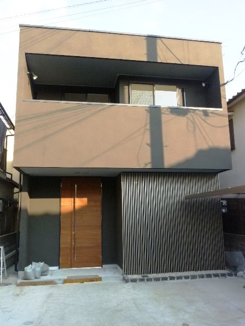 新築に近い全面リフォームをさせていただいたO様邸。玄関ドアはオーダーで目いっぱい高さをとりました。モダンな仕上がりにご主人に満足していただけました。