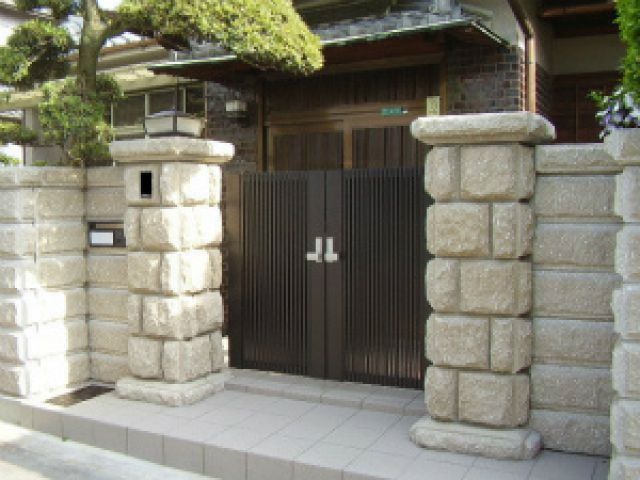 ◆M邸◆以前の塀は大谷石で経年劣化により欠けたりしてボロボロになっていました。新たにブロックにし門扉も替えました。