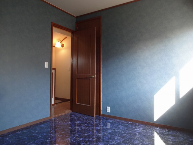 内装工事を行いました。壁はグレー系のクロスで、床はラピスラズリというきれいなデザインのフロアタイルにて仕上げました。グレーと青の絶妙なコントラストがとてもきれいで不思議な雰囲気を醸し出しています。