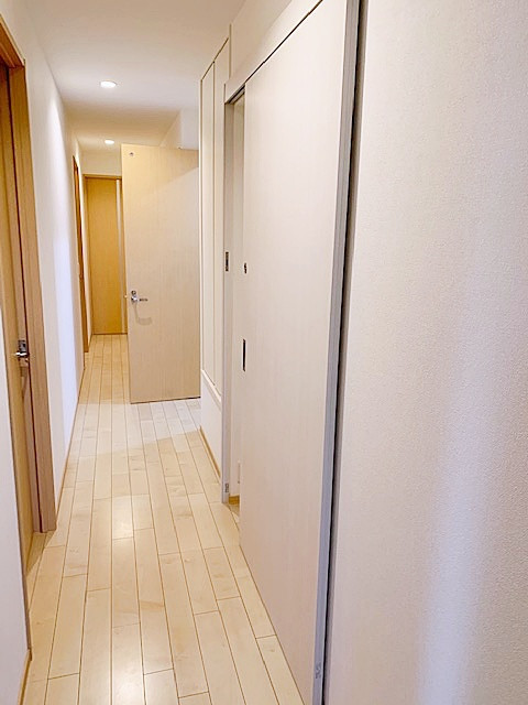 廊下から階段入口にかけて戸を設けました。暑さ寒さに小さなお子さまやペットの落下防止の全てに効果的です。