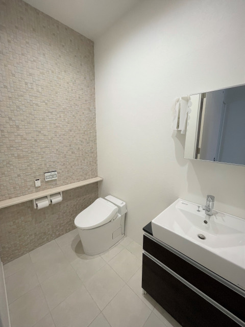 こちらも洋式トイレと床壁共に合わせてリフォーム致しました。ナチュラルテイストな雰囲気です。空間に合わせてご提案させていただきます。