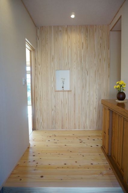 壁一面に無垢材をあしらった木質感たっぷりの玄関ホール