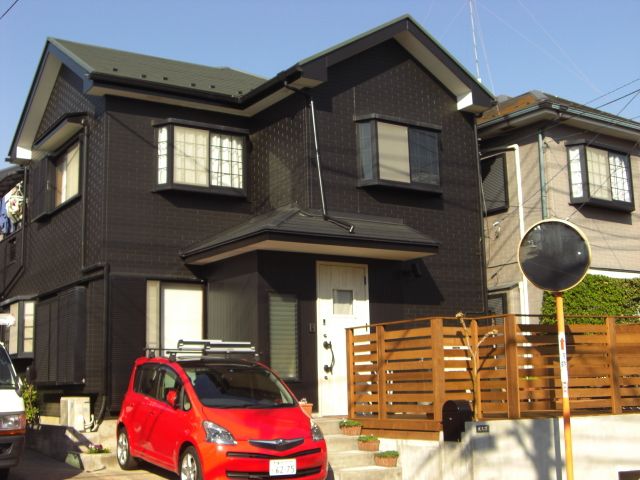 玄関位置を変更と外壁塗装やデッキの施工も行って、外観が個性的に変貌しました