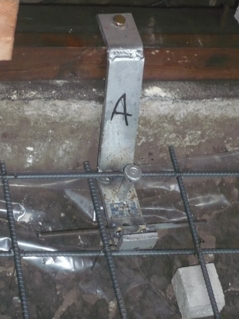 木造住宅耐震改修工事 既存基礎補強金物