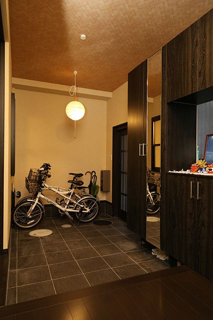 「子ども達に個室を」とのご希望でセカンドハウスとして古民家をリフォーム。 リビングは和のイメージで、玄関は土間を広く取り自転車が2台置けるスペースに。