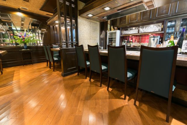 店舗：熊本市街にある老舗の洋食屋。床材は無垢材で斜め貼りしたいとオーナ様のこだわり