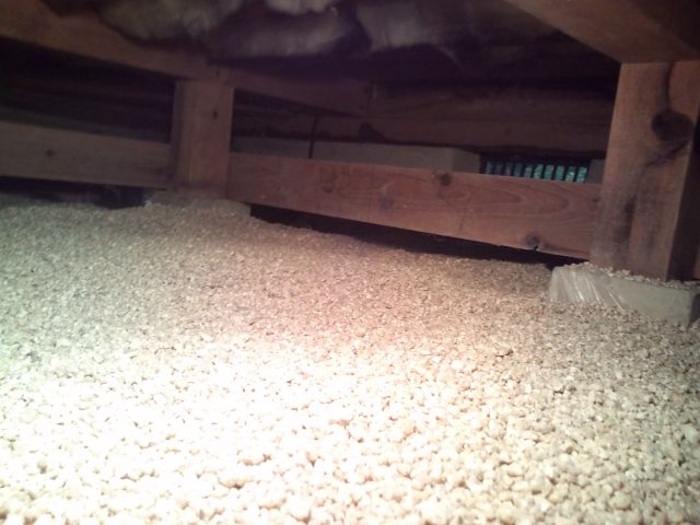 床下の湿気対策にポリエチレンシートを敷込み、乾燥砂利を敷詰めました。床下のジメジメ感が無くなり改善されました。