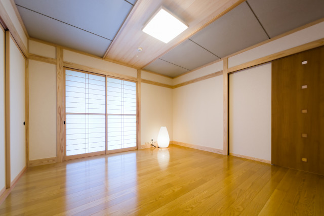 呼吸する和室の天井 ： ベニヤ細工の天井をやめ、和紙と無垢材を採用し呼吸する天井に仕上げました。雰囲気が変わり気持ちの良い和室になりました。