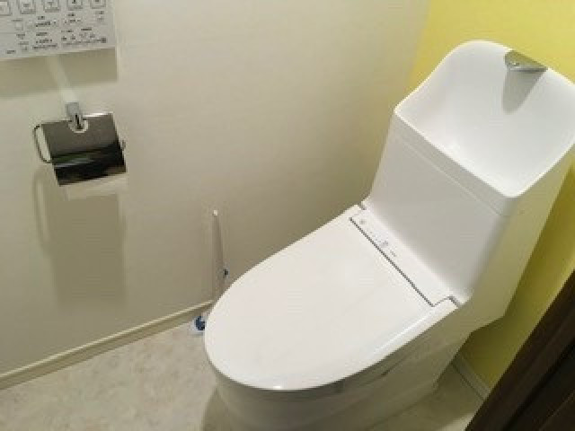 【トイレリフォーム】TOTOのGG-800を使用し、掃除しやすいトイレへ。内装も黄色のクロスがアクセントになっていてシンプルだけどどこか目を引く空間に。空間に合わせて、紙巻器にもこだわりました。