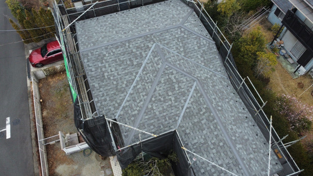 北米シェア80％のアスファルトシングル屋根材『リッジウェイ』。飛来物などの衝撃に強く頑丈な屋根を湘南のホームドクターが施工！洋風な雰囲気に変身！