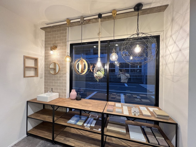 Liviconの展示コーナーです。オリジナルアイテムの照明器具の展示や素材サンプルも揃えております。