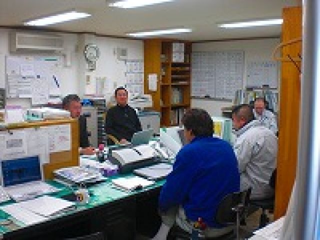 写真：弊社の事務所内風景です。いつも明るいスタッフ一同です。