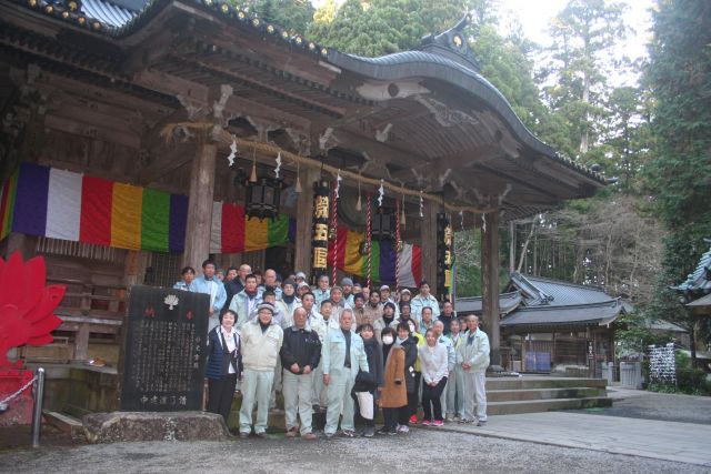 写真：新年恒例の仕事始めの日の安全祈願です。 （有）小寺製材所と合同で行っています。