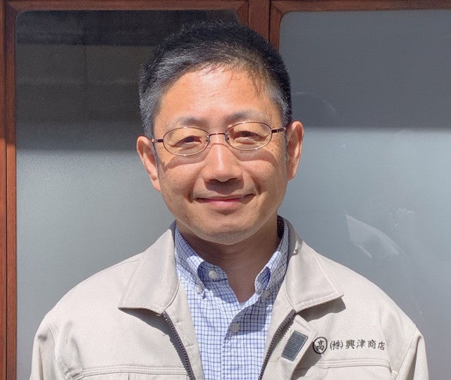 写真:「素直に心」で事に臨み、スーパー正直に生きる!代表取締役 興津 知明