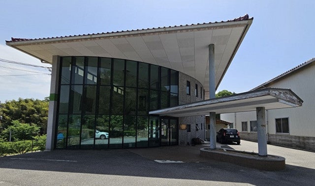 写真:森に囲まれた小さな社屋