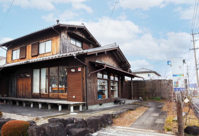 写真:モデルハウス兼雑貨屋(calme)です。お店がここで営業することが決まってから、お店仕様に少しリフォームもしました。店内は一軒家のような間取りになっています。