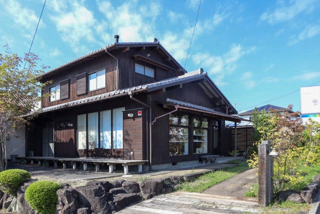 写真：雑貨屋(calme)です。お店をここですることが決まってから、モデルハウスをお店仕様に少しリフォームもしました。店内は一軒家のような間取りになっています。写真は2025年10月現在の外観です。