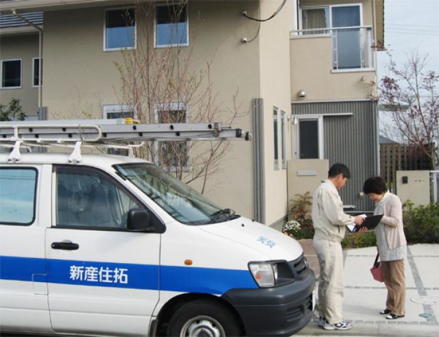 写真:充実したアフターサービスの他に、毎年二回、全社員で全てのお客様宅を訪問